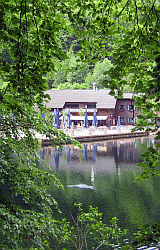 adressen/images/das_forsthaus_zur_isenach,_das_blockhaus_am_weiher.gif