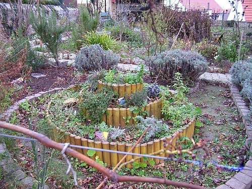 kraeuterspirale_kirchgarten_bockenheim.jpg