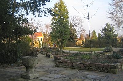 kraeutergarten_-_apothekergarten_freinsheim_-_blick_auf_barockgarten_dr._kausch_400